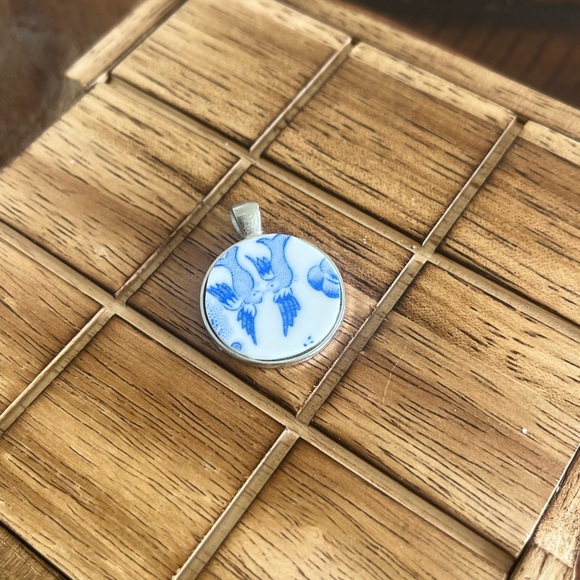 Blue and white handmade necklace pendant (out of old China plates!) - Picture 3 of 5